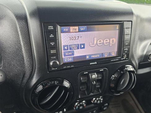 Used 2012 Jeep Wrangler Unlimited Sahara AWD/4WD image 12