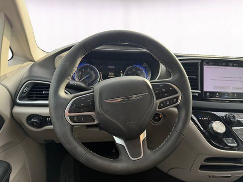 Used 2023 Chrysler Pacifica Touring-L image 12