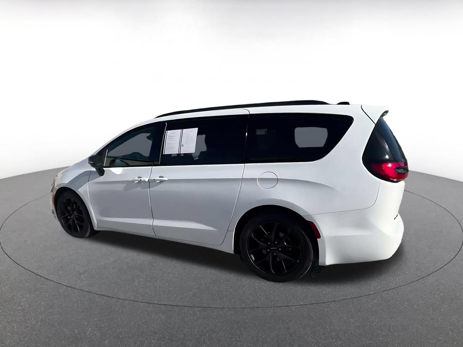 Used 2025 Chrysler Pacifica Limited FWD image 9
