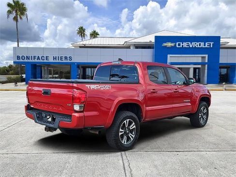 Used 2017 Toyota Tacoma TRD Sport image 4