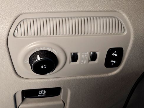 Used 2023 Jeep Wagoneer 2WD w/ Premium Group I image 21