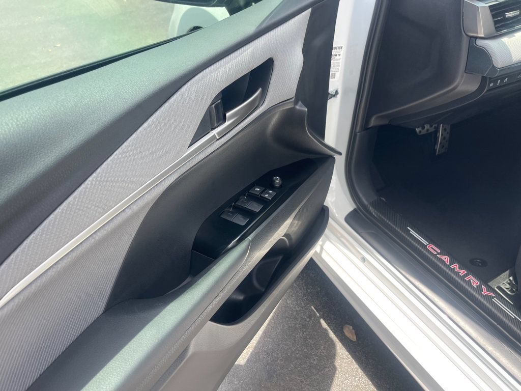 Used 2025 Toyota Camry SE FWD image 11