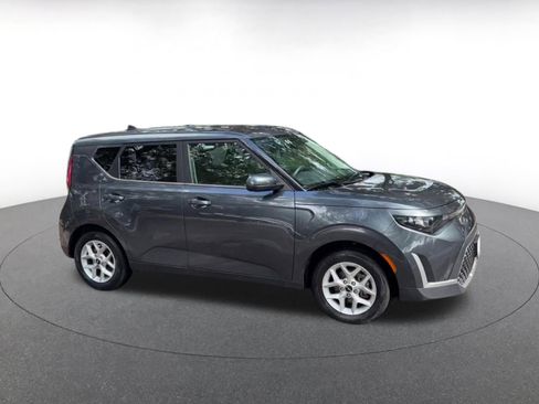 Used 2025 Kia Soul LX w/ LX Technology Package FWD image 2