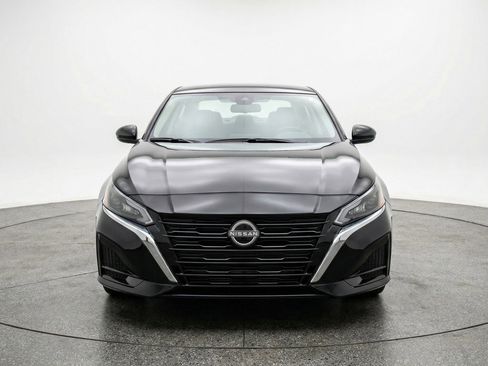 Used 2025 Nissan Altima 2.5 SV image 2