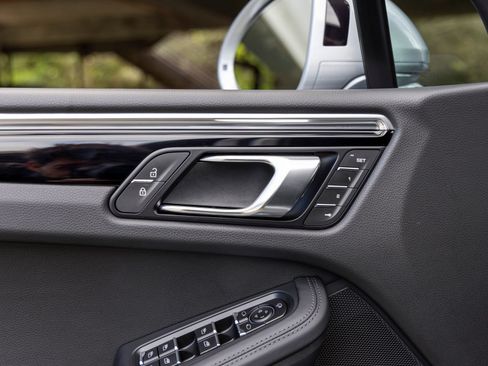 Certified 2026 Porsche Macan AWD/4WD image 27