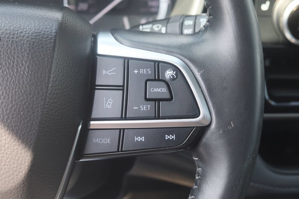 Certified 2021 Toyota Highlander XLE AWD/4WD image 11