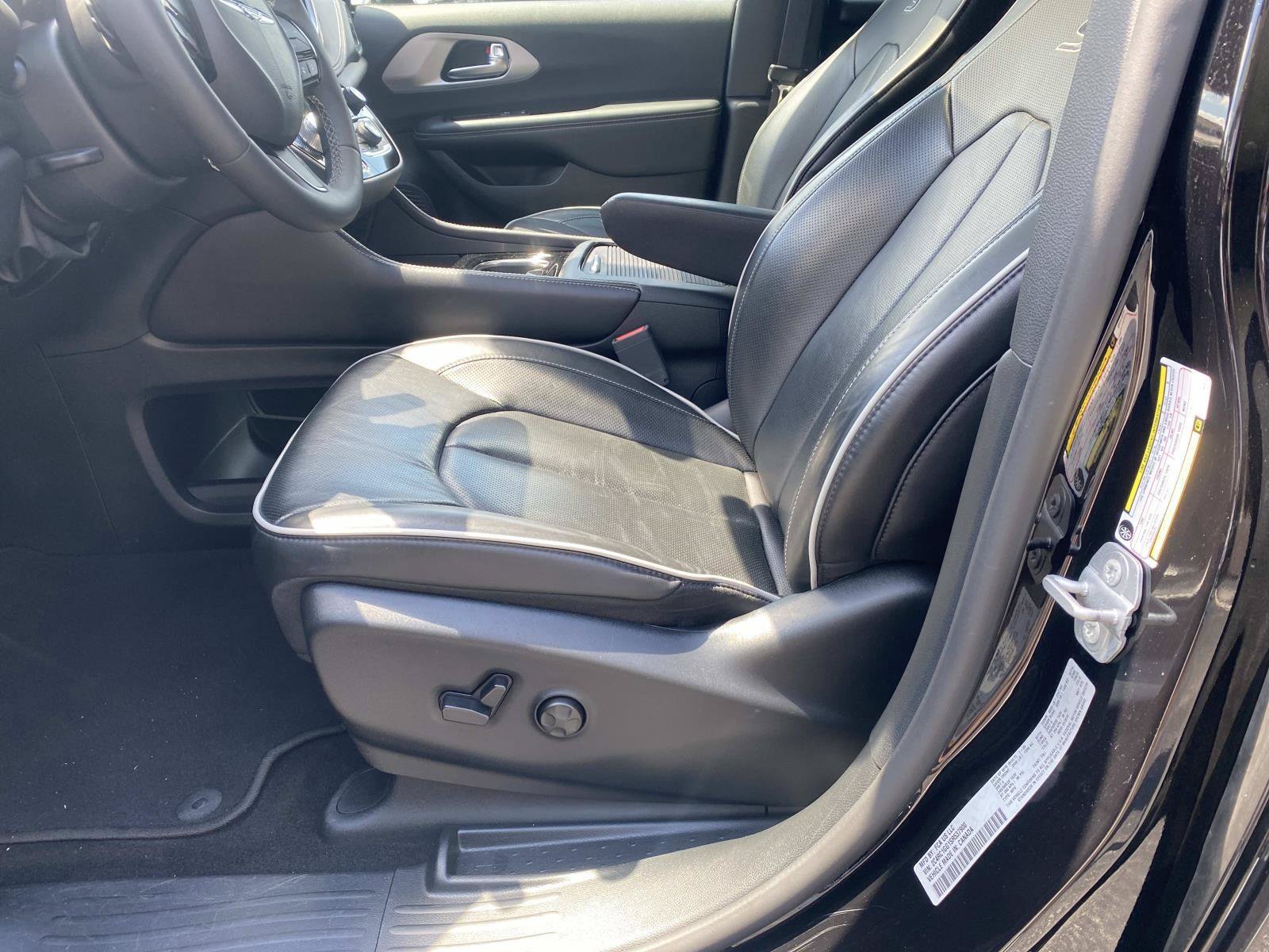 Used 2025 Chrysler Pacifica Limited FWD image 21