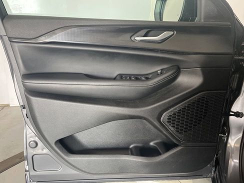 Used 2025 Jeep Grand Cherokee Laredo AWD/4WD image 25