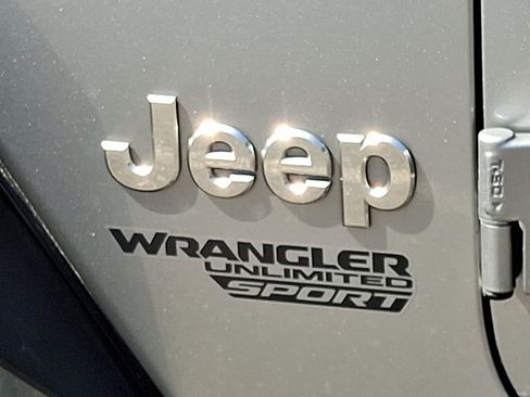 Used 2018 Jeep Wrangler Unlimited Sport S AWD/4WD image 17