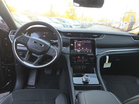 New 2025 Jeep Grand Cherokee Altitude image 16