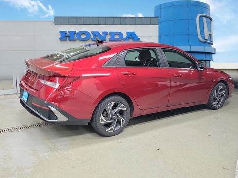 Used 2025 Hyundai Elantra SEL FWD image 5