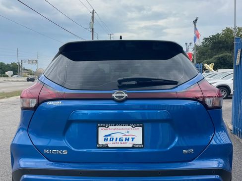 Used 2023 Nissan Kicks SR w/ SR Premium Package FWD image 3