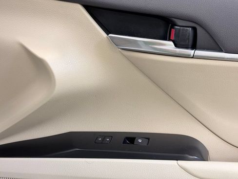 Used 2020 Toyota Camry LE FWD image 31