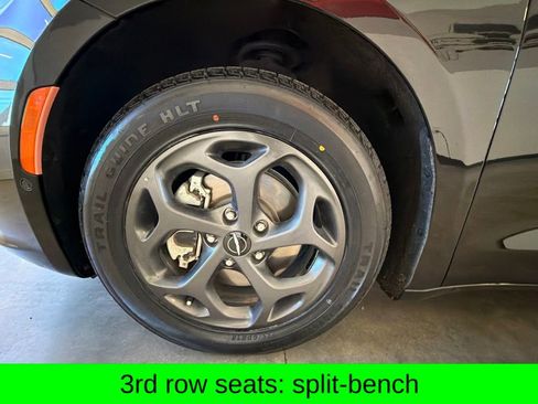 Used 2022 Chrysler Pacifica Touring-L w/ Uconnect Theater Family Group FWD image 16