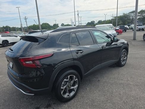 Used 2025 Chevrolet Trax LT FWD image 4