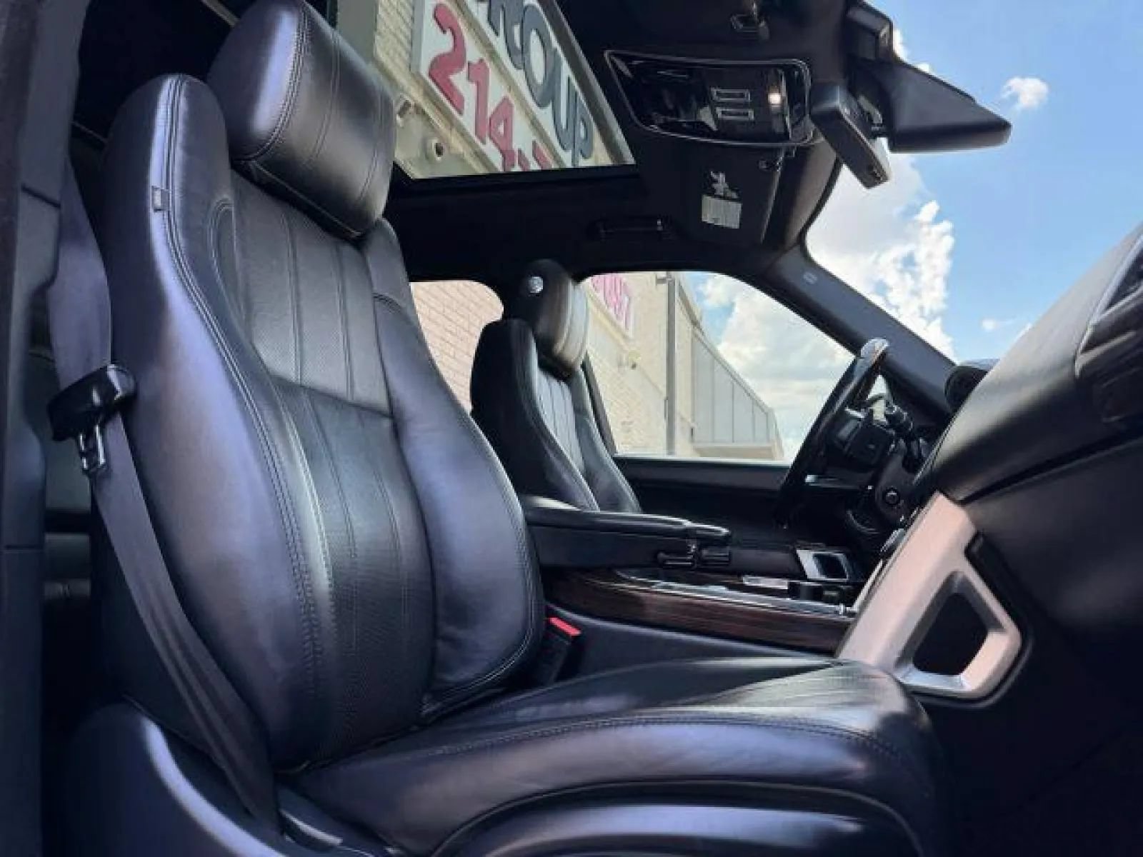 Used 2015 Land Rover Range Rover Supercharged AWD/4WD image 25