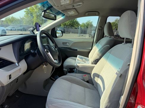 Used 2017 Toyota Sienna LE FWD image 12