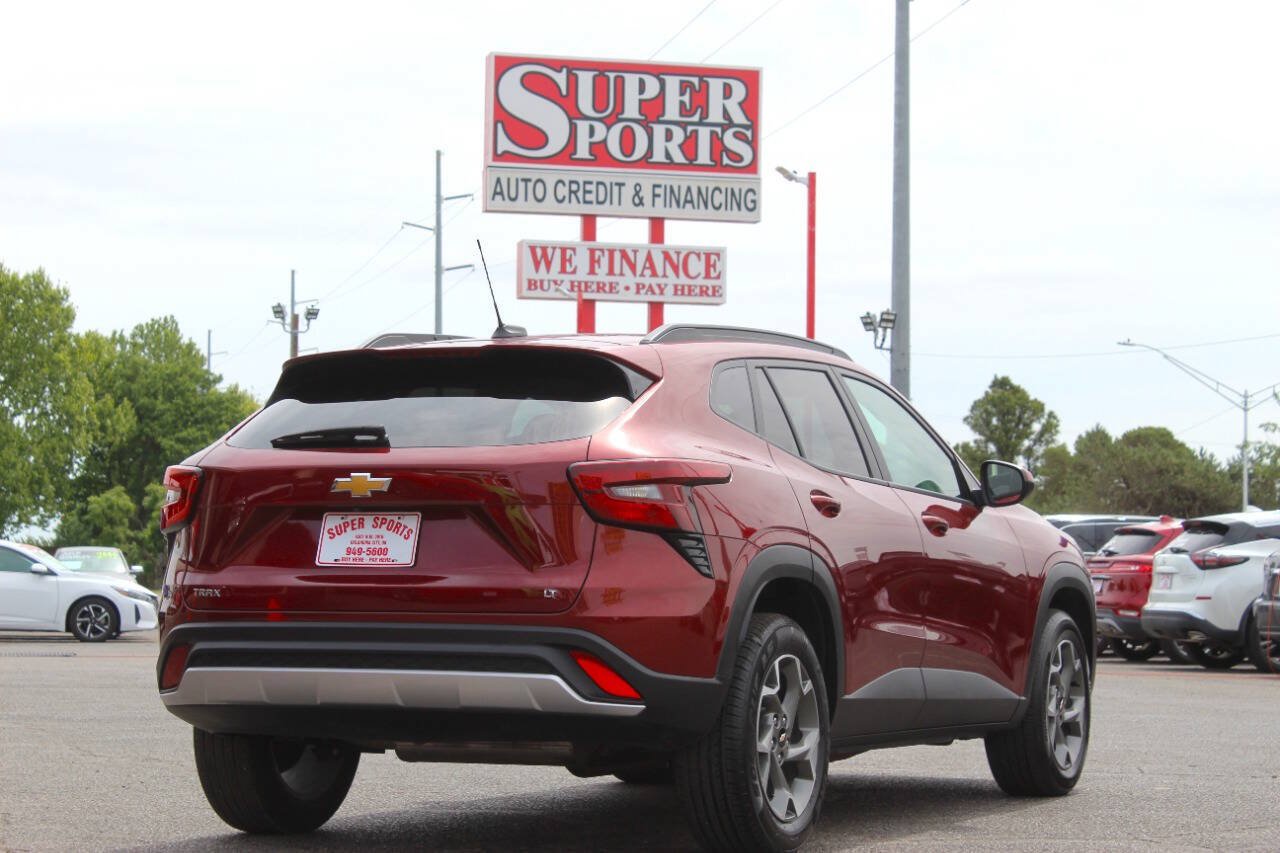 Used 2025 Chevrolet Trax LT FWD image 4