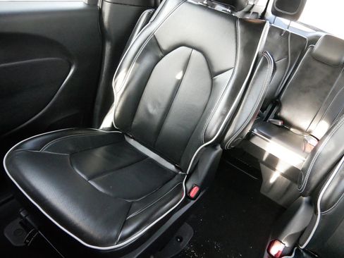 Used 2023 Chrysler Pacifica Limited w/ S Appearance Package image 12