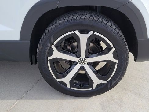 Used 2025 Volkswagen Taos SEL image 19