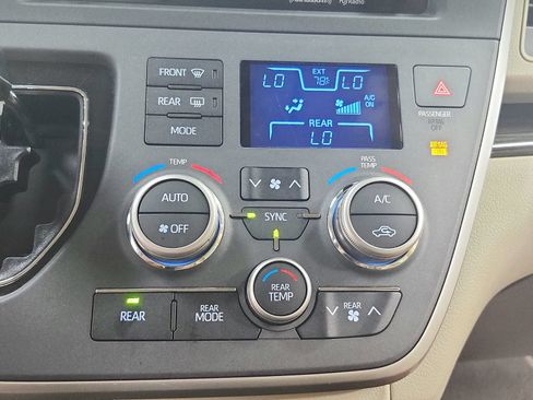 Used 2020 Toyota Sienna XLE Premium FWD image 33