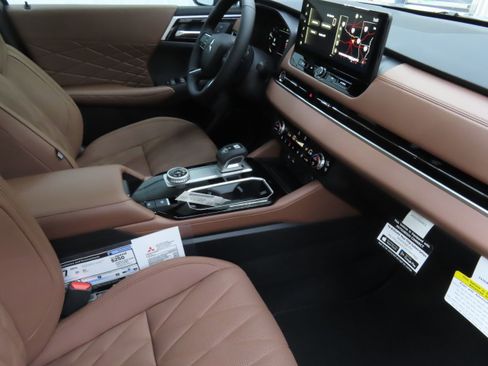 New 2025 Mitsubishi Outlander SEL image 24
