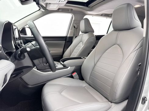 Used 2023 Toyota Highlander XLE FWD image 19