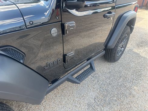 Used 2025 Jeep Wrangler Sport AWD/4WD image 13