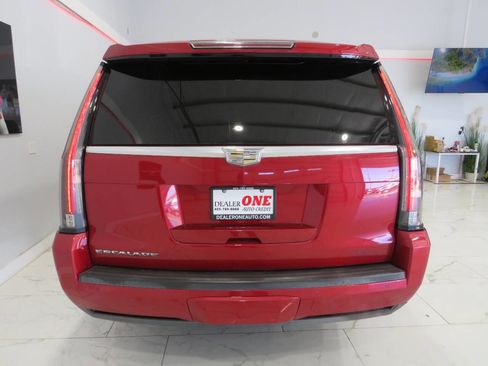 Used 2015 Cadillac Escalade ESV Premium image 4