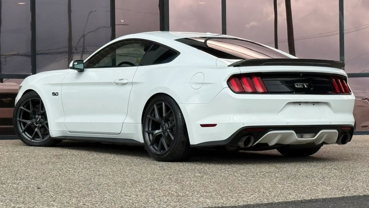 Used 2016 Ford Mustang GT Premium w/ Black Accent Package RWD image 7