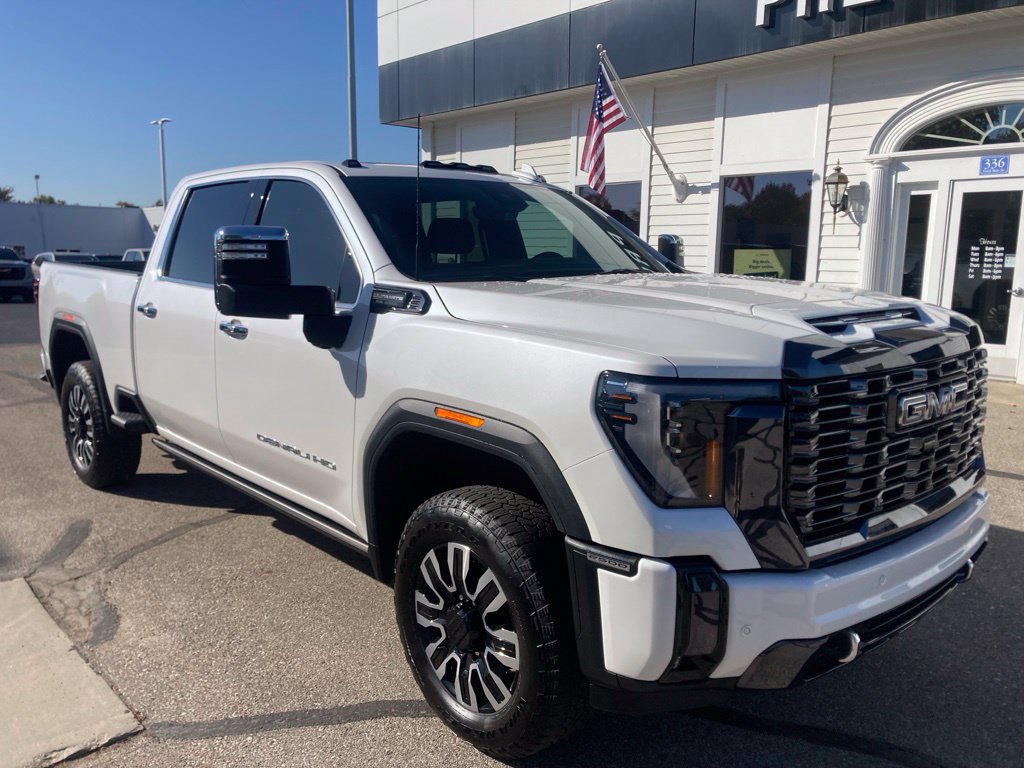 Used 2024 GMC Sierra 2500 Denali Ultimate AWD/4WD image 3