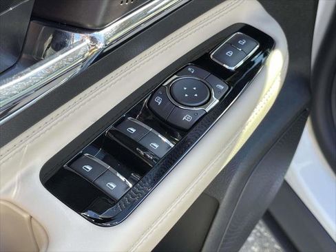 Used 2025 Lincoln Corsair AWD image 16