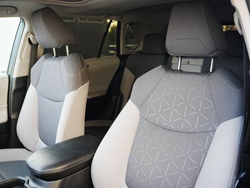 Used 2021 Toyota RAV4 XLE image 10