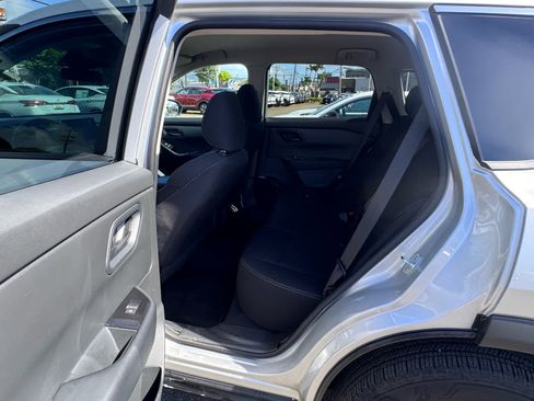 Used 2025 Nissan Rogue S image 9