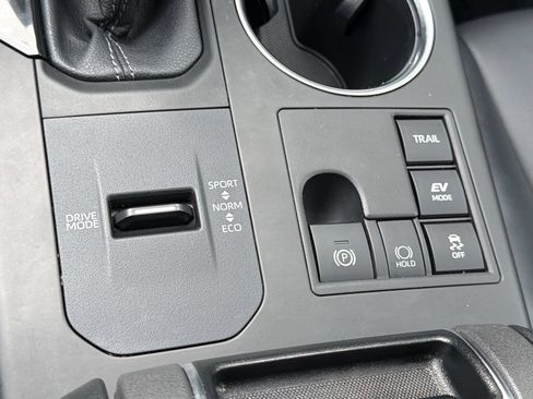 Used 2023 Toyota Highlander XLE AWD/4WD image 35