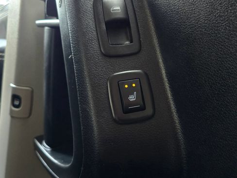 Used 2016 Chrysler Town & Country Limited FWD image 46