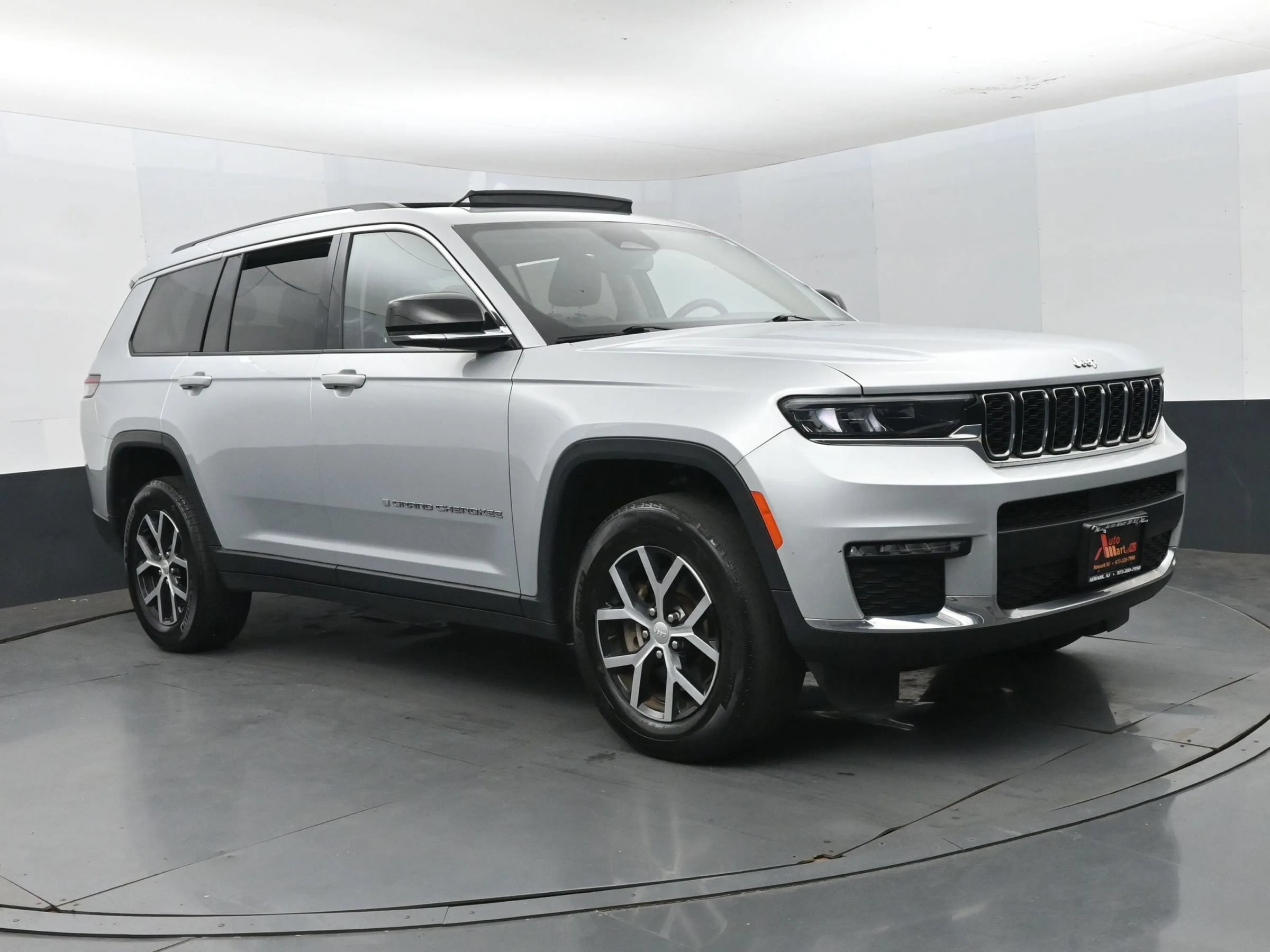 Used 2023 Jeep Grand Cherokee L Limited AWD/4WD image 2