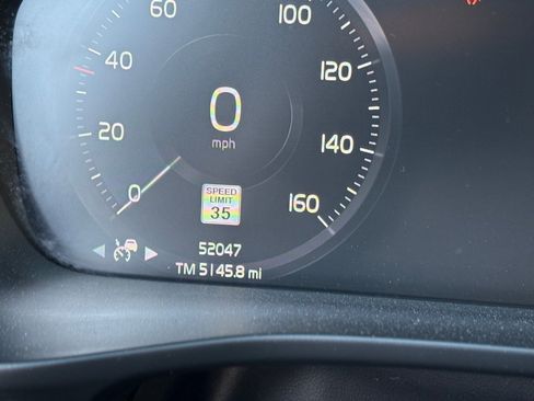 Certified 2022 Volvo XC40 T5 R-Design w/ Advanced Package image 18