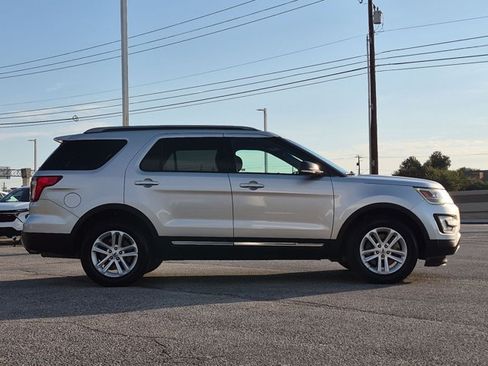 Used 2017 Ford Explorer XLT w/ Equipment Group 201A FWD image 4