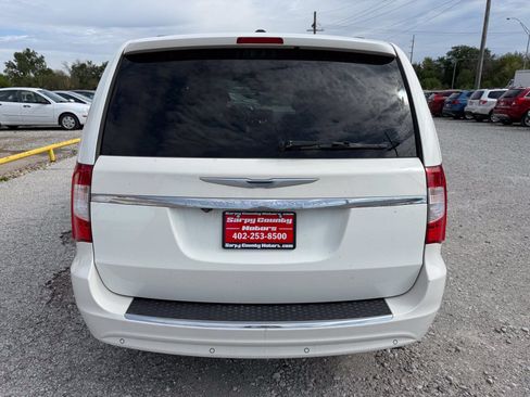 Used 2013 Chrysler Town & Country Touring-L w/ Driver Convenience Group FWD image 4