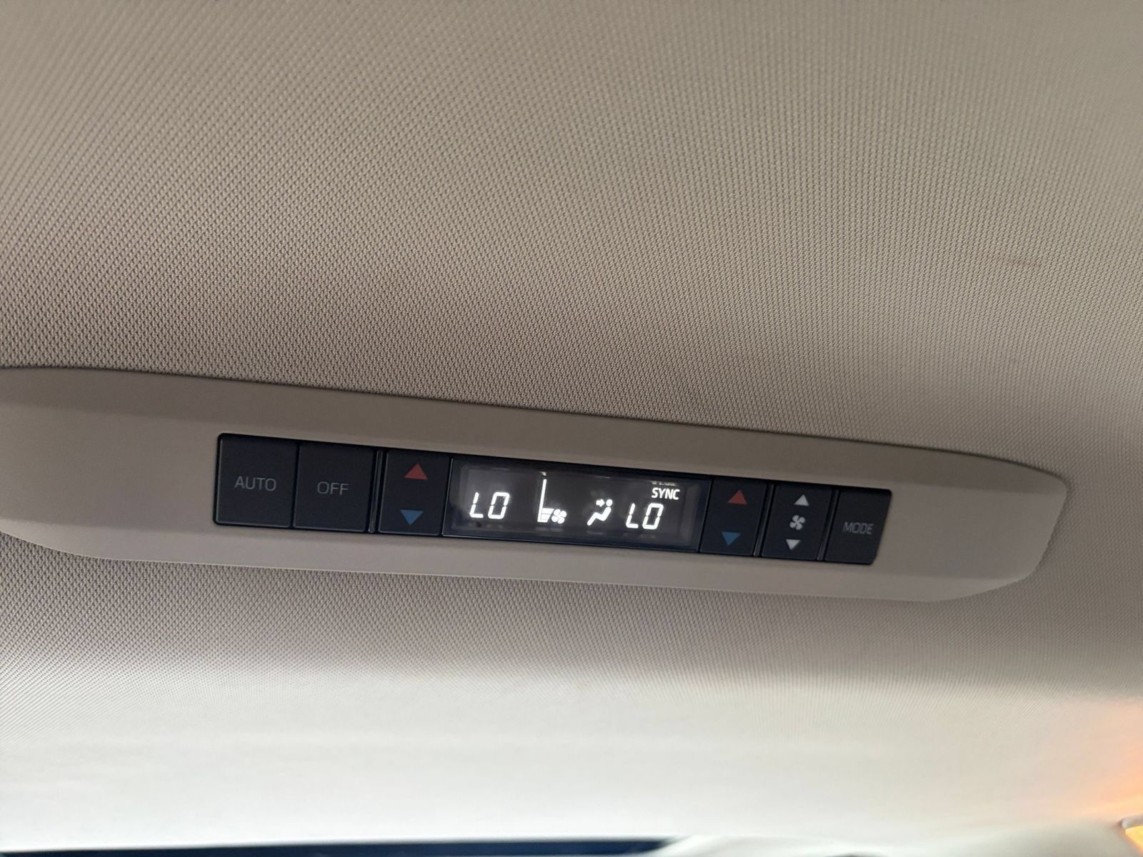 Used 2025 Toyota Sienna XLE FWD image 25