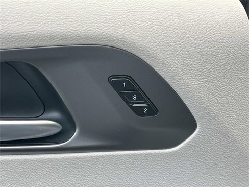 Used 2024 Chrysler Pacifica Touring-L image 31