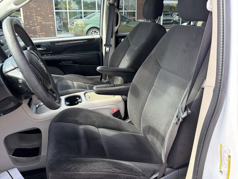 Used 2016 Dodge Grand Caravan SXT FWD image 14