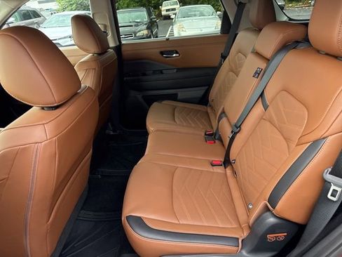 Used 2024 Nissan Pathfinder Platinum w/ Black Appearance Package image 15