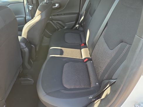 Used 2023 Jeep Renegade Latitude AWD/4WD image 7