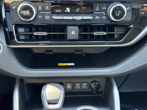 Used 2023 Toyota Highlander XLE image 6