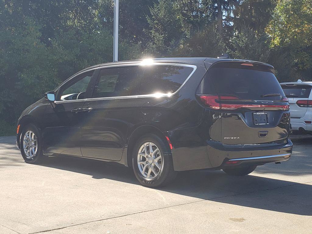New 2027 Chrysler Pacifica Select FWD image 4