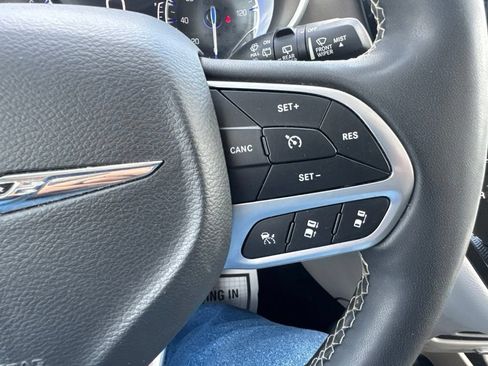 Used 2024 Chrysler Pacifica Touring-L FWD image 31