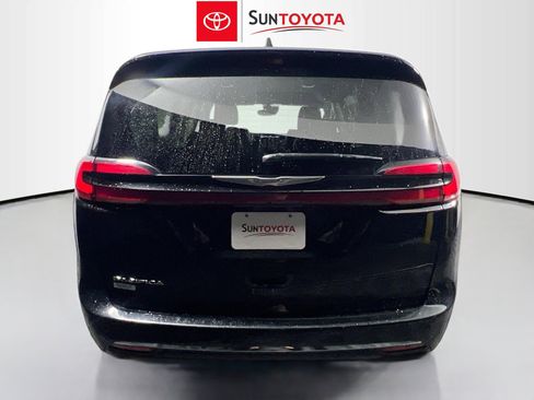 Used 2024 Chrysler Pacifica Touring-L FWD image 5