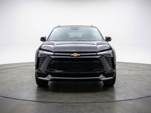 Used 2025 Chevrolet Blazer LT image 2